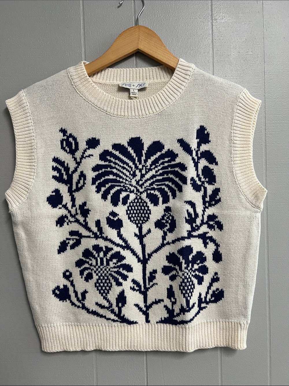 NWT She + Sky Cream Knit Sleeveless Sweater Top with Navy Floral Design Large